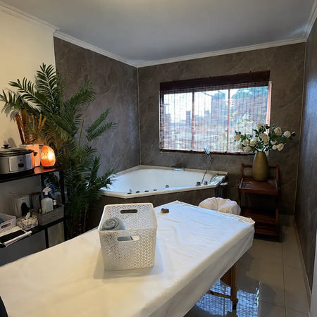 Sala privada de hidromasaje de Spa Experience Antofagasta con camilla y decoración natural